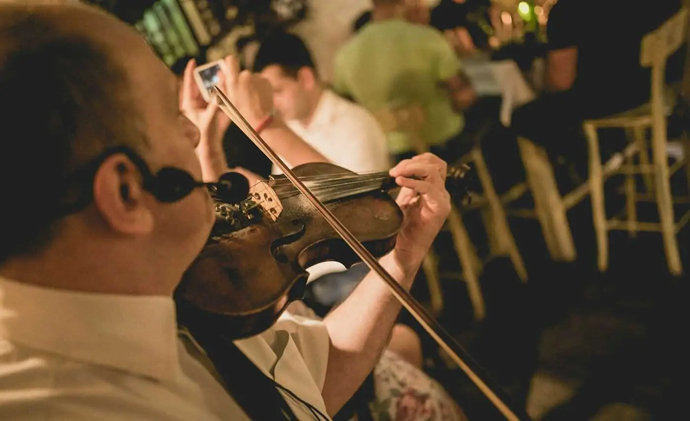 Violinista svira gostima u Lazinom Salašu
