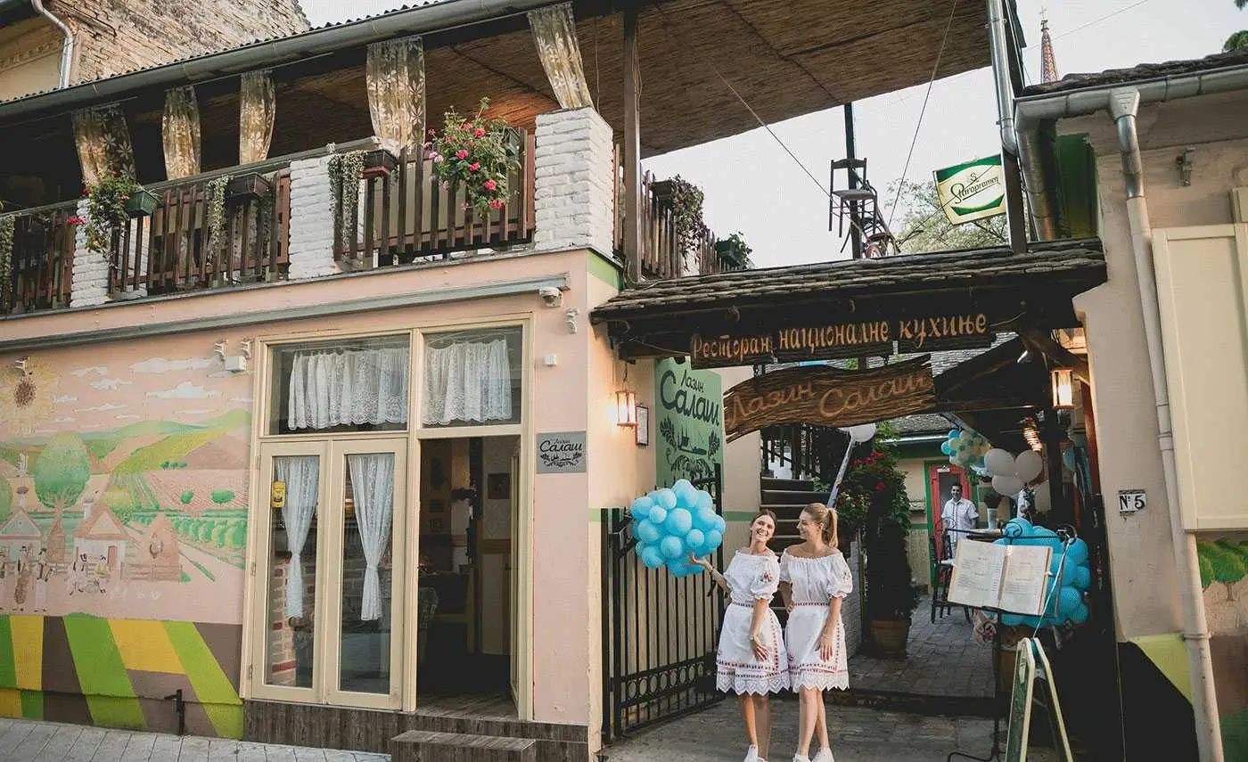 Osoblje Lazinog Salaša u tradicionalnoj nošnji